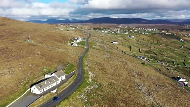 Flygfoto över R 257 i Gweedore - grevskapet Donegal, Irland — Stockvideo