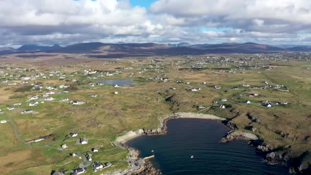 Uitzicht vanuit de lucht op de prachtige kustlijn van Gweedore - County Donegal, Ierland — Stockvideo