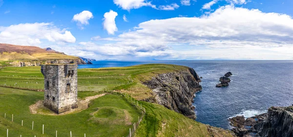 Vue aérienne de la tour de signalisation napoléonienne à Malin Beg - Comté de Donegal, Irlande — Photo