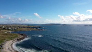 Gweedore 'daki güzel kıyı şeridinin havadan görünüşü - County Donegal, İrlanda