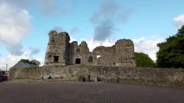 Manorhamilton 'daki şato harabeleri 1634' te Sör Frederick Hamilton tarafından dikildi.