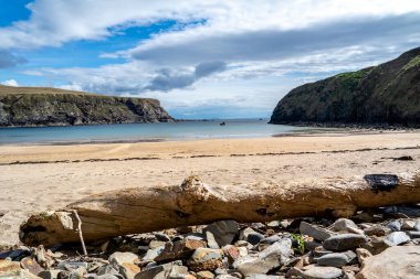 Donegal, İrlanda 'da Silver Strand' de Rockfall
