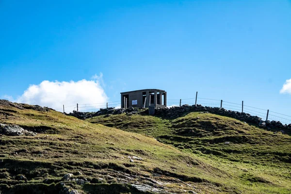 PORTNOO, IRLAND - 24. April 2021: Der Aussichtspunkt steht auf einem Privatgrundstück in Dunmore Head — Stockfoto