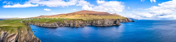 Flygfoto över Napoleons signaltorn i Malin Beg - County Donegal, Irland — Stockfoto