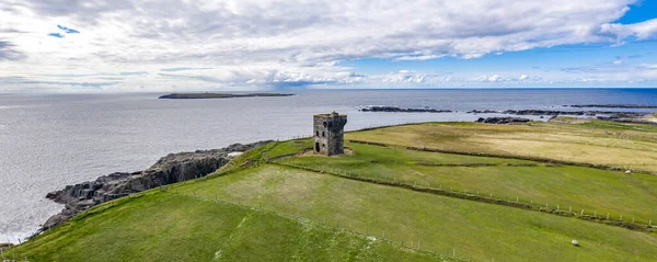 Flygfoto över Napoleons signaltorn i Malin Beg - County Donegal, Irland — Stockfoto