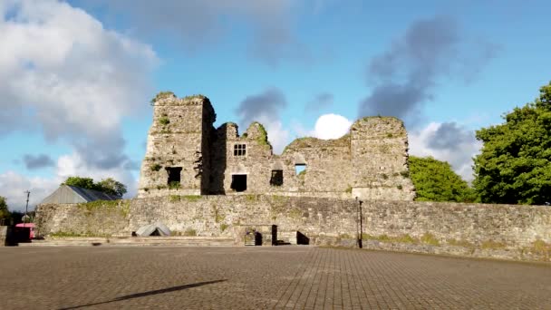 Las ruinas del castillo en Manorhamilton, erigido en 1634 por Sir Frederick Hamilton - Condado de Leitrim, Irlanda — Vídeos de Stock