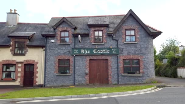 Manorhamilton, Irlanda - 24 de mayo de 2021: La ciudad se está reabriendo lentamente durante la pandemia — Vídeo de stock