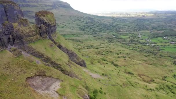 İrlanda 'nın Leitrim ilçesinde bulunan Eagles Kayası adlı kaya oluşumunun hava görüntüsü — Stok video