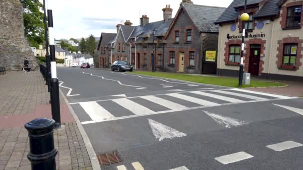 Manorhamilton, Ierland - 24 mei 2021: De stad heropent zich langzaam tijdens de pandemie — Stockvideo