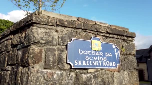 아일랜드,마 놀하 밀턴 - 2021 년 5 월 24 일: 세계적 유행병 이 유행하는 동안 마을 이 천천히 재개통되고 있다 — 비디오