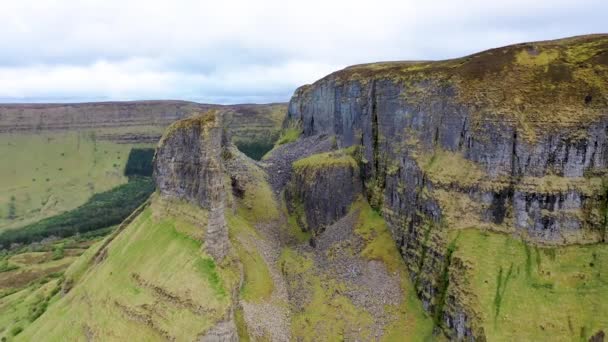 Pemandangan udara dari formasi batuan terletak di county Leitrim, Irlandia disebut Eagles Rock — Stok Video