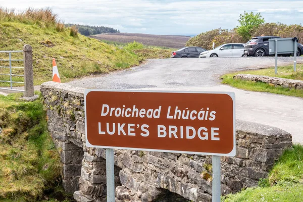 SLIGO, IRELAND - 25 мая 2021: Lukes Bridge is a good place to climb Benbulbin mountain but also famous for car break ins — стоковое фото