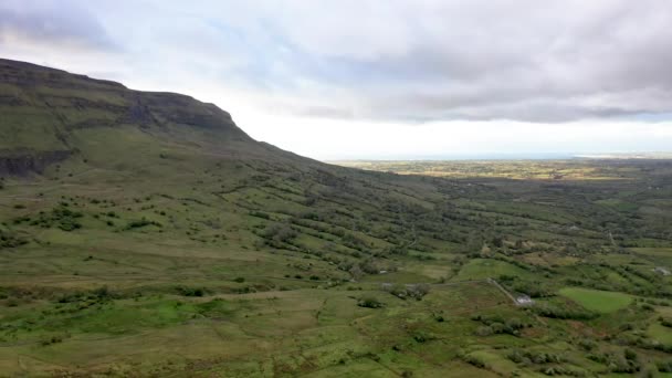 Vista aérea del paisaje cerca de Eagles Rock en el condado Leitrim, — Vídeo de stock