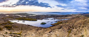 Portnoo 'dan Doon Kalesi' nin havadan görünüşü - Donegal İlçesi - İrlanda.