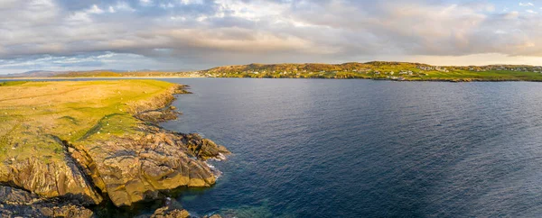 Letecký pohled na přístav Portnoo a ostrov Inishkeel v hrabství Donegal, Irsko — Stock fotografie