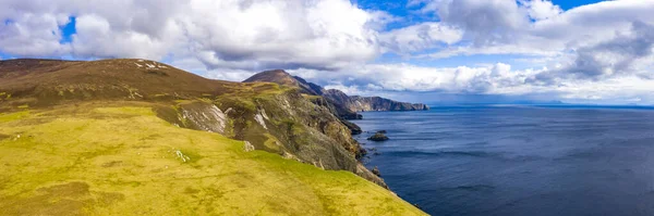 Luftaufnahme der wunderschönen Küste bei Malin Beg mit Slieve League im Hintergrund in der Grafschaft Donegal, Irland — Stockfoto