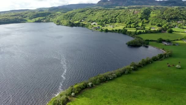 İrlanda 'nın Leitrim ilçesindeki Parkes Kalesi' nin hava manzarası.. — Stok video