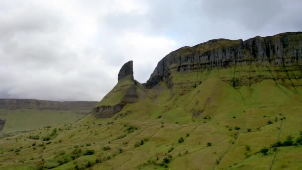 Letecký pohled na skalní formaci v hrabství Leitrim, Irsko — Stock video