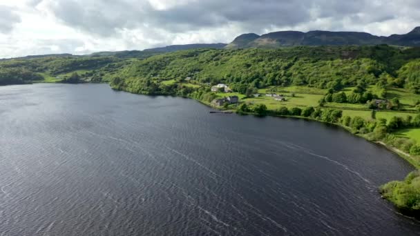 Vista aérea do Castelo de Parkes, no Condado de Leitrim, Irlanda. — Vídeo de Stock