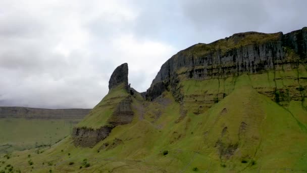 Letecký pohled na skalní formaci v hrabství Leitrim, Irsko — Stock video