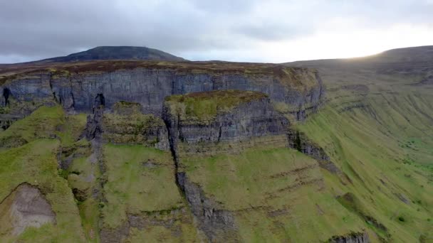 Letecký pohled na skalní formaci v hrabství Leitrim, Irsko — Stock video