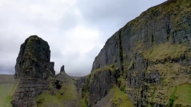 İrlanda 'nın Leitrim ilçesinde bulunan Eagles Kayası adlı kaya oluşumunun hava görüntüsü