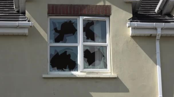 Concept of smashed windows in housing estate — Stock Video