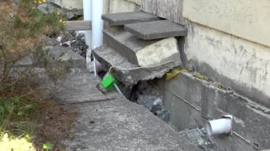 Radharc An Seascan, Meenmore, Dungloe, County Donegal, İrlanda - 30 Mayıs 2021: 2007 Peatbataklığına batan evler halen ayakta