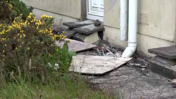 Radharc An Seascan, Meenmore, Dungloe, County Donegal, Ιρλανδία - 30 Μαΐου 2021: Τα κτισμένα σπίτια του 2007 που βυθίζονται στο peatbog εξακολουθούν να στέκονται — Αρχείο Βίντεο