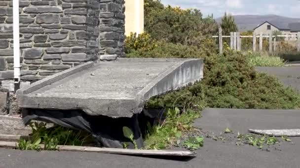 Radharc An Seascan, Meenmore, Dungloe, Condado de Donegal, Irlanda - 30 de mayo de 2021: Las casas construidas en 2007 que se hunden en el pantano de turba siguen en pie — Vídeo de stock