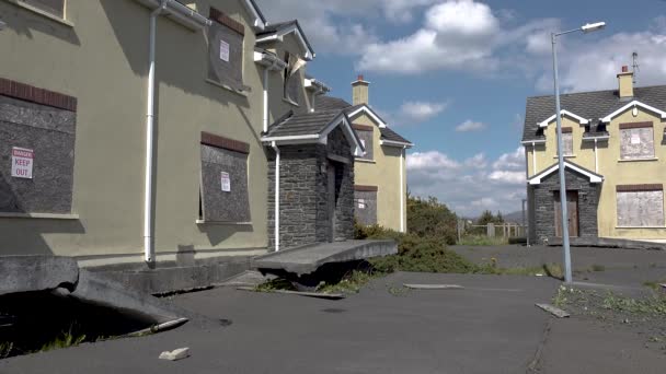 Radharc An Seascan, Meenmore, Dungloe, Condado de Donegal, Irlanda - 30 de mayo de 2021: Las casas construidas en 2007 que se hunden en el pantano de turba siguen en pie — Vídeo de stock