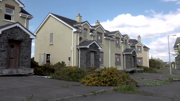 Radharc An Seascan, Meenmore, Dungloe, County Donegal, Ιρλανδία - 30 Μαΐου 2021: Τα κτισμένα σπίτια του 2007 που βυθίζονται στο peatbog εξακολουθούν να στέκονται — Αρχείο Βίντεο