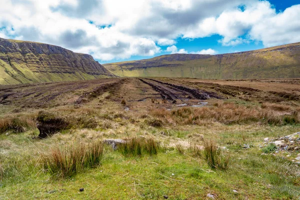 Peat cutting between Benbulbin and Benwiskin in County Sligo - Donegal — Stock Photo, Image