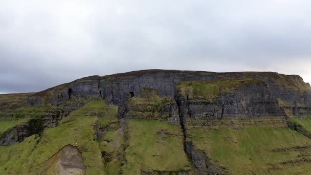 Flygfoto över klippformation ligger i grevskapet Leitrim, Irland kallas Eagles Rock — Stockvideo