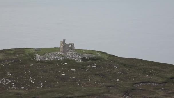 Das sind die Ruinen des alten Aussichtspunktes am Horn Head in Donegal, Irland — Stockvideo