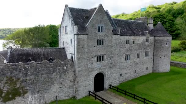 İrlanda 'nın Leitrim ilçesindeki Parkes Kalesi' nin hava manzarası.. — Stok video