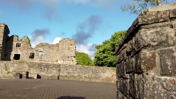 Manorhamilton, Irland - 24. Mai 2021: Während der Pandemie öffnet sich die Stadt langsam wieder — Stockvideo