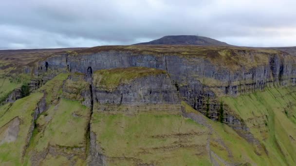 Letecký pohled na skalní formaci v hrabství Leitrim, Irsko — Stock video