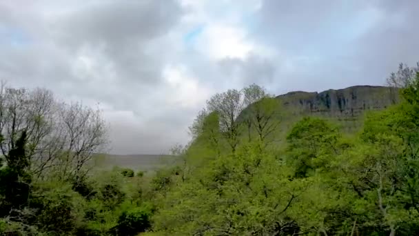 Luftaufnahme der Felsformation in der Grafschaft Leitrim, Irland genannt Eagles Rock — Stockvideo