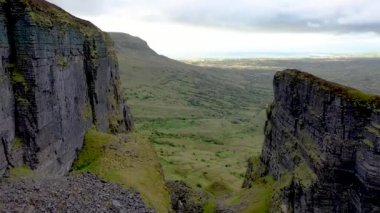 İrlanda 'nın Leitrim ilçesinde bulunan Eagles Kayası adlı kaya oluşumunun hava görüntüsü