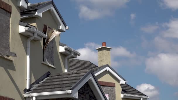 Radharc An Seascan, Meenmore, Dungloe, comté de Donegal, Irlande - 30 mai 2021 : Les maisons construites en 2007 coulant dans la tourbière sont toujours debout — Video