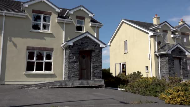 Radharc An Seascan, Meenmore, Dungloe, County Donegal, Irlandia - 30 maja 2021 r.: Budowane w 2007 r. domy zapadające się w torfowisko nadal stoją — Wideo stockowe