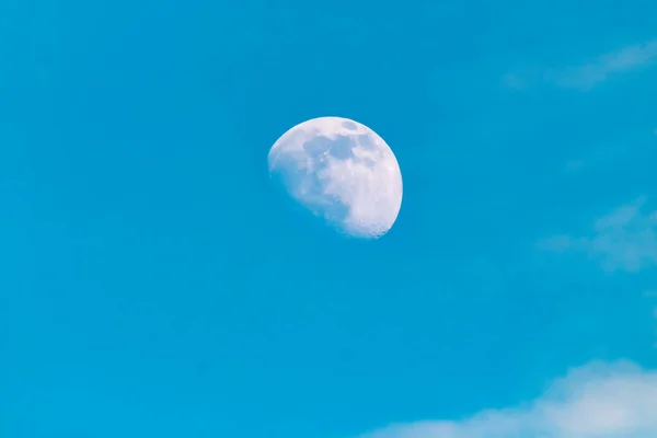 Lua no céu azul durante o dia na Irlanda — Fotografia de Stock