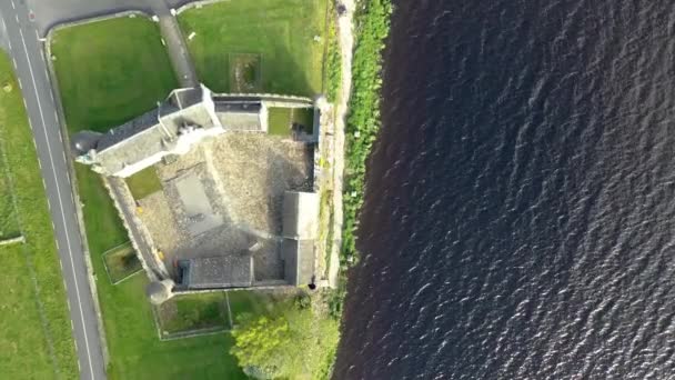 Vista aérea do Castelo de Parkes, no Condado de Leitrim, Irlanda. — Vídeo de Stock