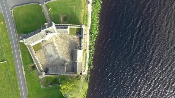 Luchtfoto van Parkes Castle, in county Leitrim, Ierland. — Stockvideo