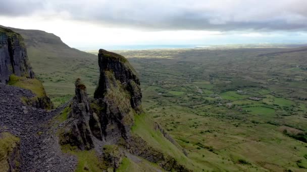 Aerial view sziklaképződés található megye Leitrim, Írország nevű Eagles Rock — Stock videók