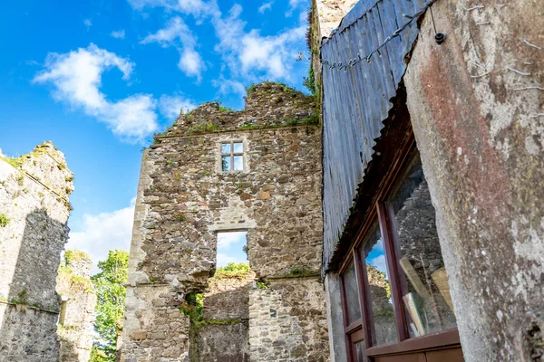 As ruínas do castelo em Manorhamilton, erguido em 1634 por Sir Frederick Hamilton - County Leitrim, Irlanda — Fotografia de Stock