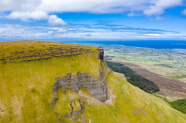 Flygfoto över berget Benbulbin i County Sligo, Irland — Stockfoto