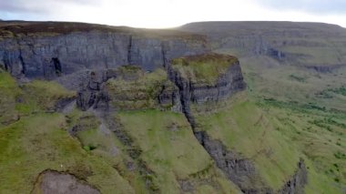 İrlanda 'nın Leitrim ilçesinde bulunan Eagles Kayası adlı kaya oluşumunun hava görüntüsü