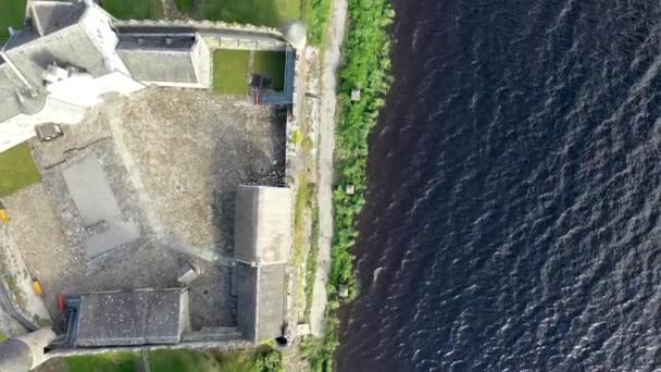 Letecký pohled na hrad Parkes v hrabství Leitrim, Irsko. — Stock video